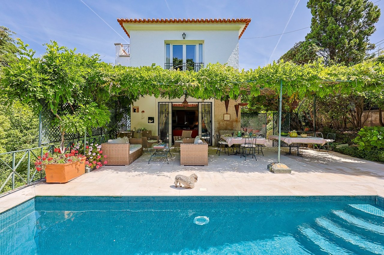 Elegant 10-Bedroom Villa with Sea Views in the Heart of Estoril