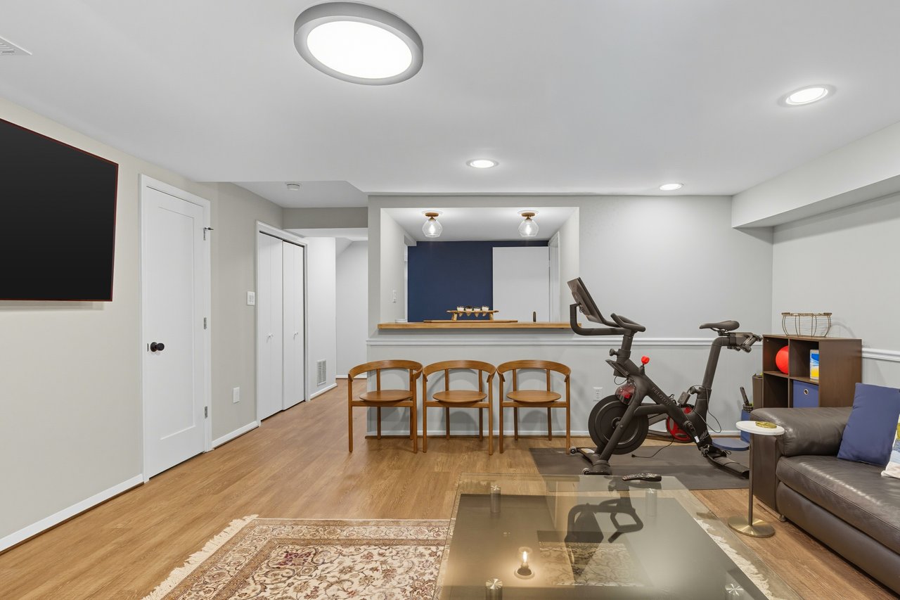 Turnkey 2 Bed Townhome plus Den & Designer Finishes 