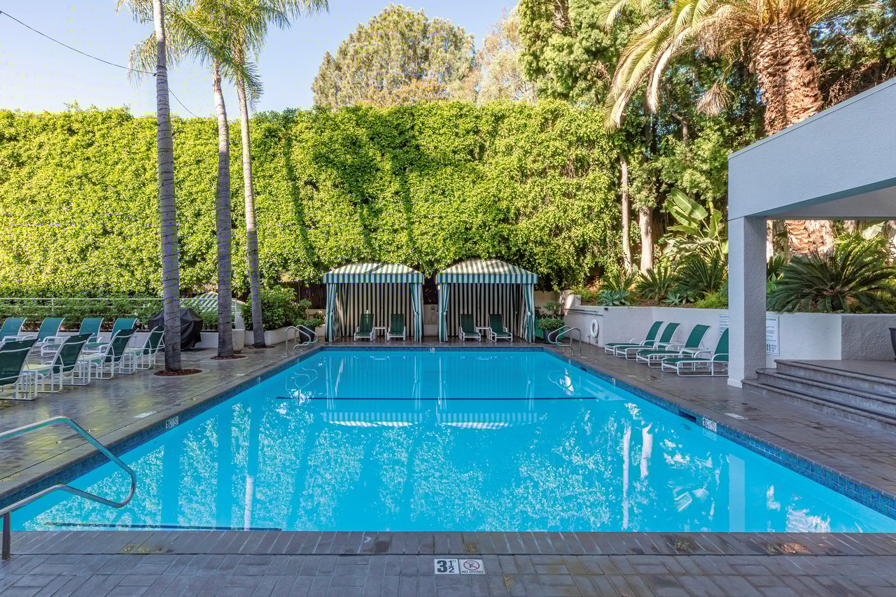 1131 Alta Loma Rd #516
