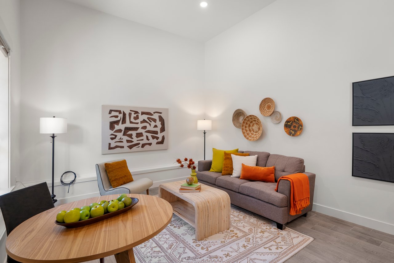 Expansive Lynnwood Living