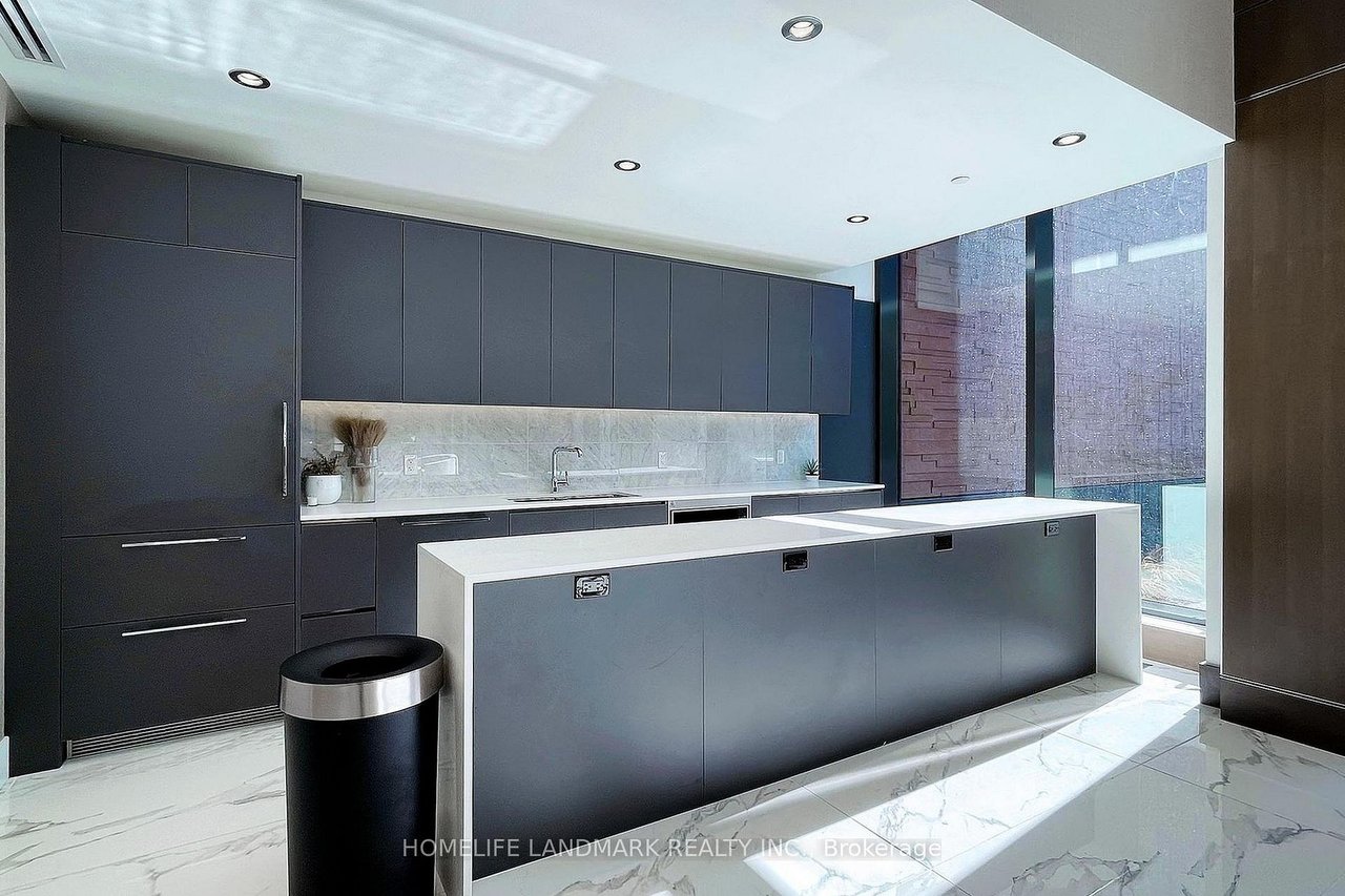 NORTH YORK'S PRESTIGIOUS COMMUNITY PENTHOUSE