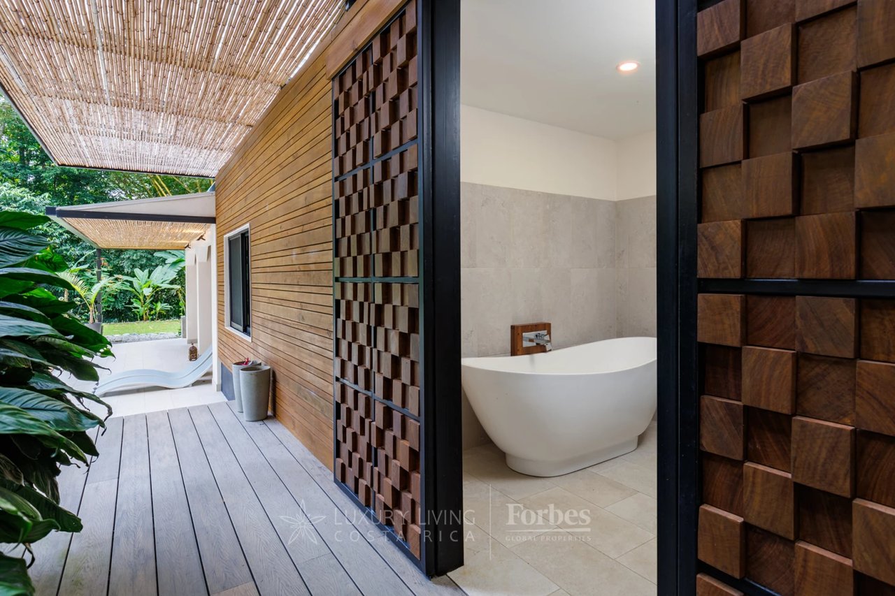 20391 - Property near the beach with hotel or private home potential