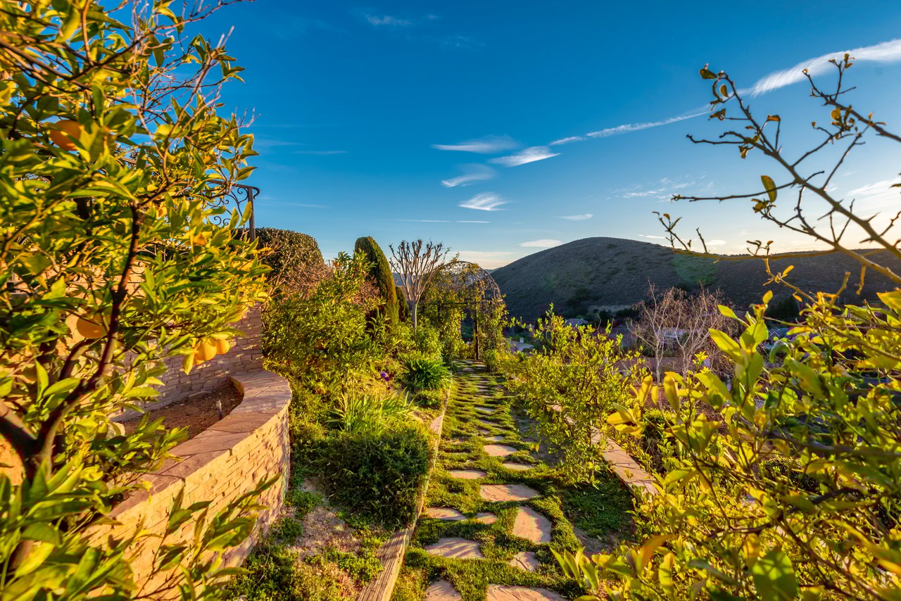 996 Vista Ridge Lane