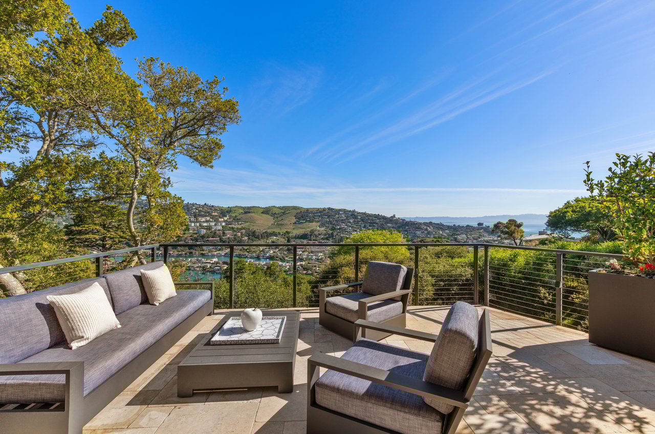 Chic and Stylish on Belvedere Island