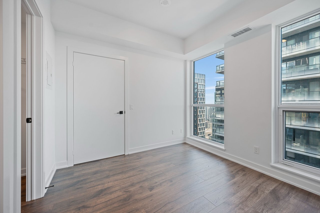 327 King Street W Unit: 4404