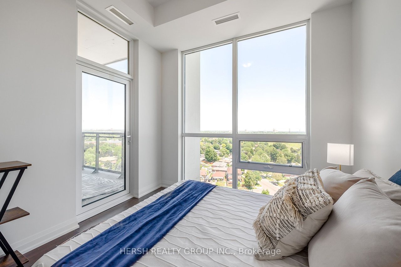 PENTHOUSE LIVING IN LUXURIOUS LOCCATION