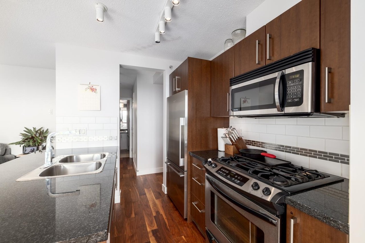 606-587 W 7th Ave