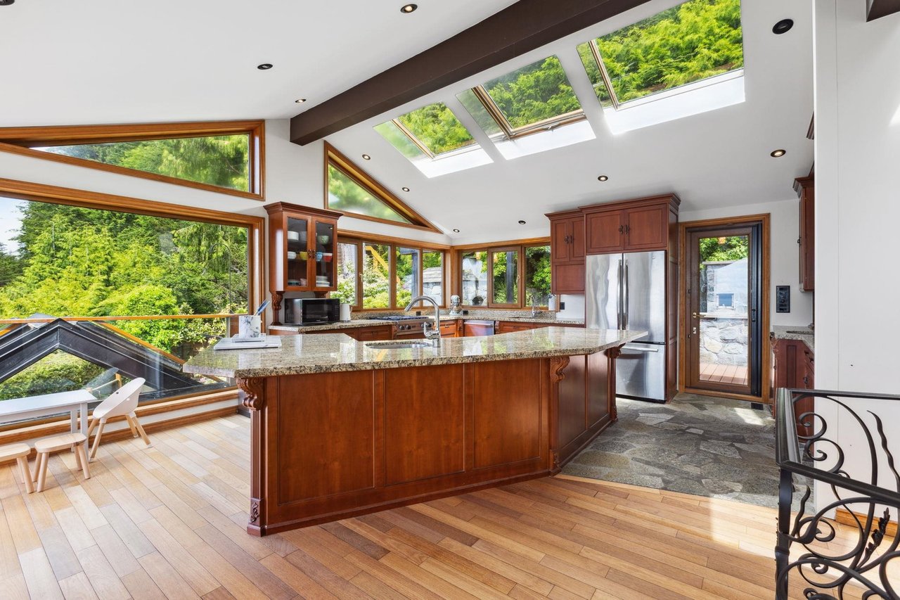 425 Mountain Dr