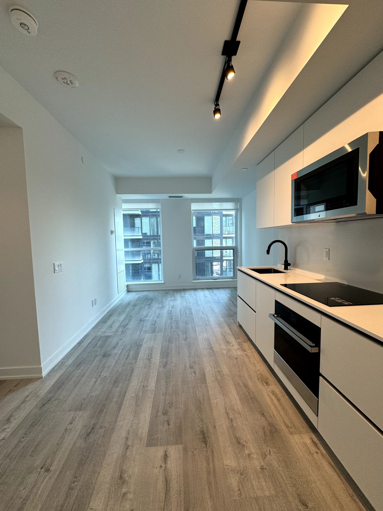  327 King St W Unit: 2105