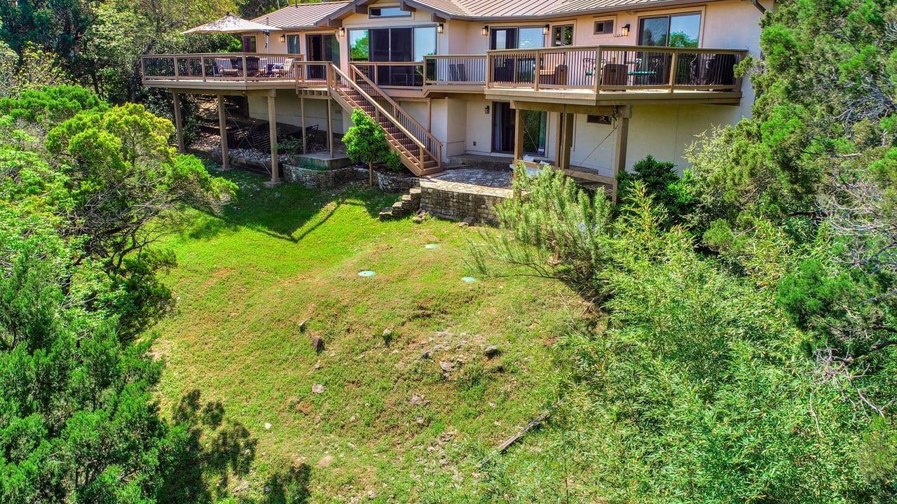 Hilltop Retreat with Panoramic Views