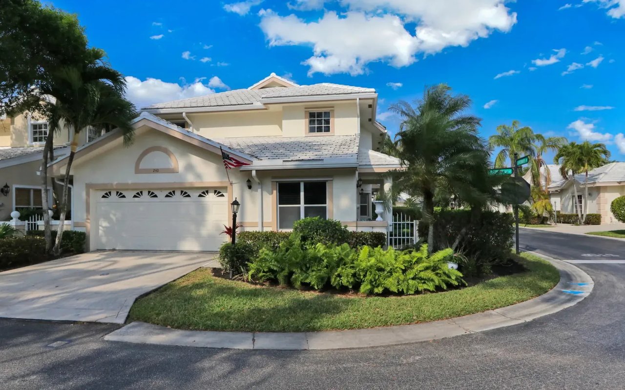 240 Canterbury Dr E