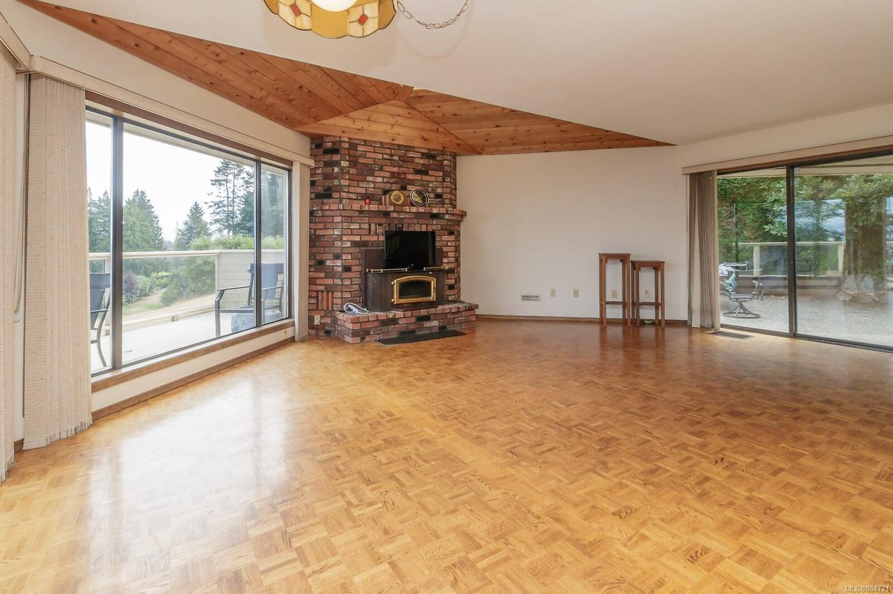 2270 Arbutus Rd