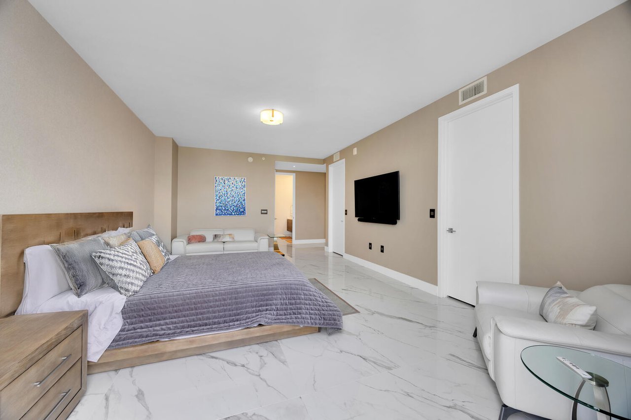 Exceptional Lower Penthouse Corner Unit in The City Beautiful