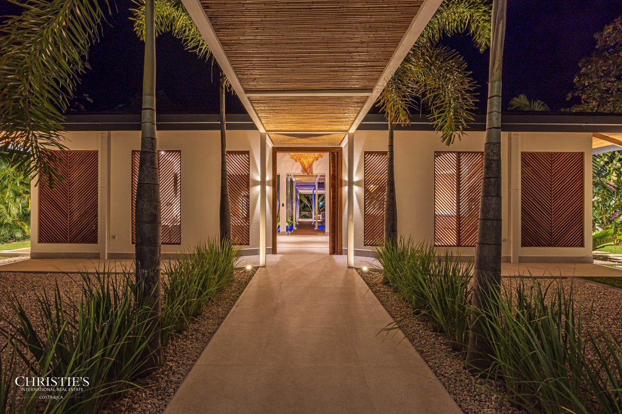 Modern Beachside Luxury Villa, Short Stroll to the Shore