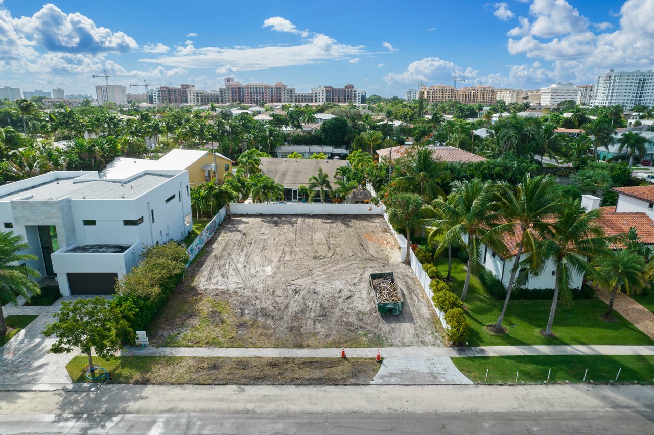Teardown Lot Sizes in East Boca Raton, Florida: A Guide to Land Acquisition and New Construction Opportunities