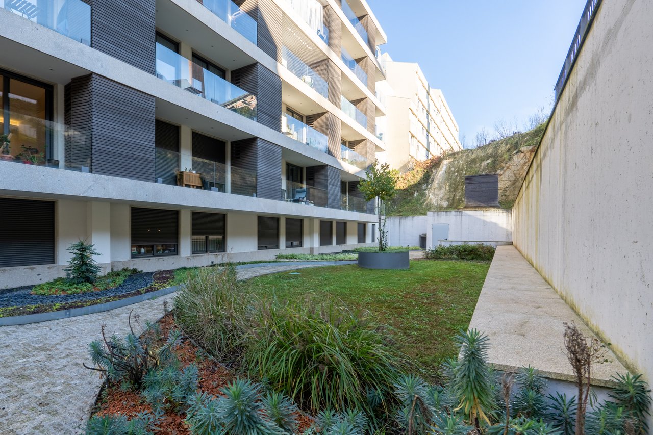 Modern Two-Bedroom Duplex Apartment in Porto