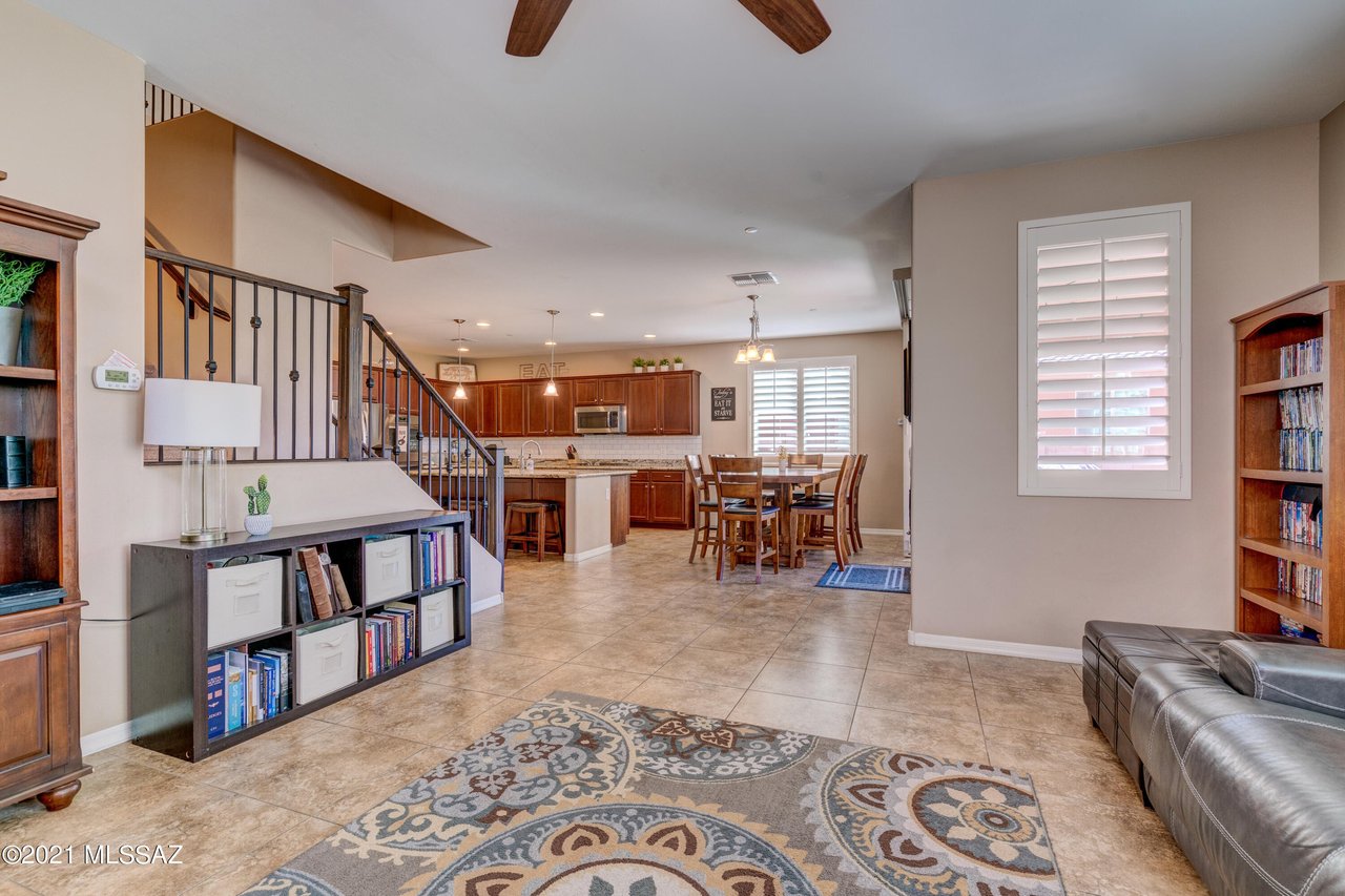 1079 W Garden Grove Dr