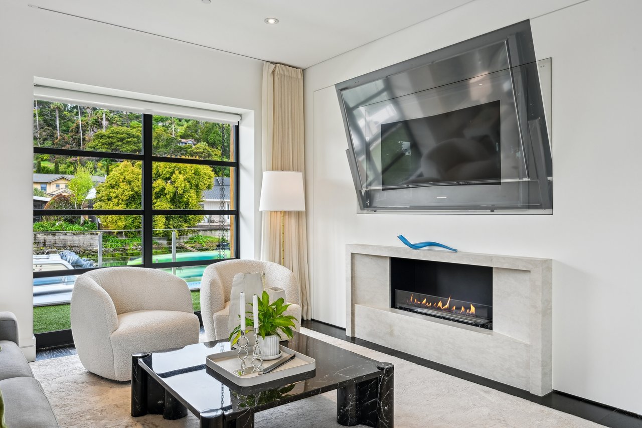 A Waterfront Masterpiece of Modern Luxury