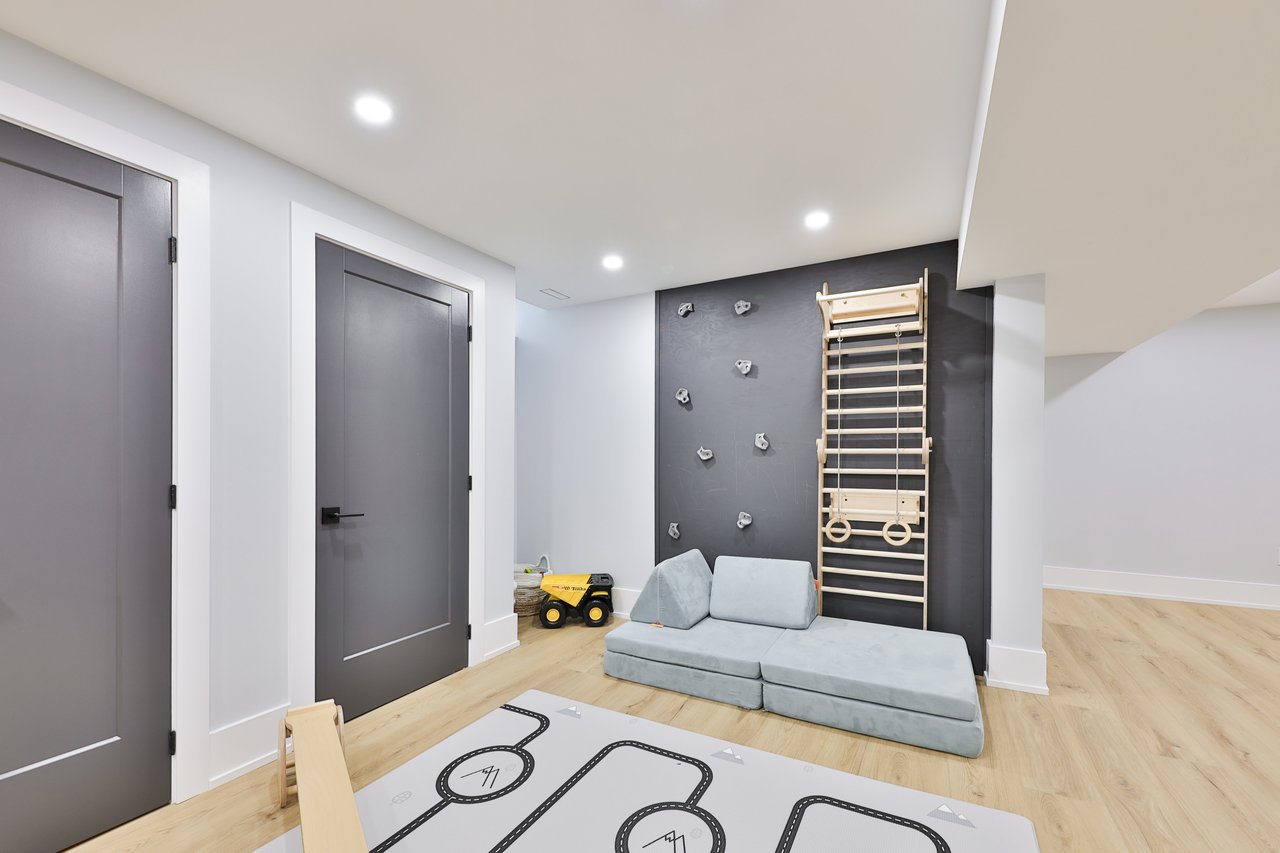 1506 Newlands Crescent, Burlington