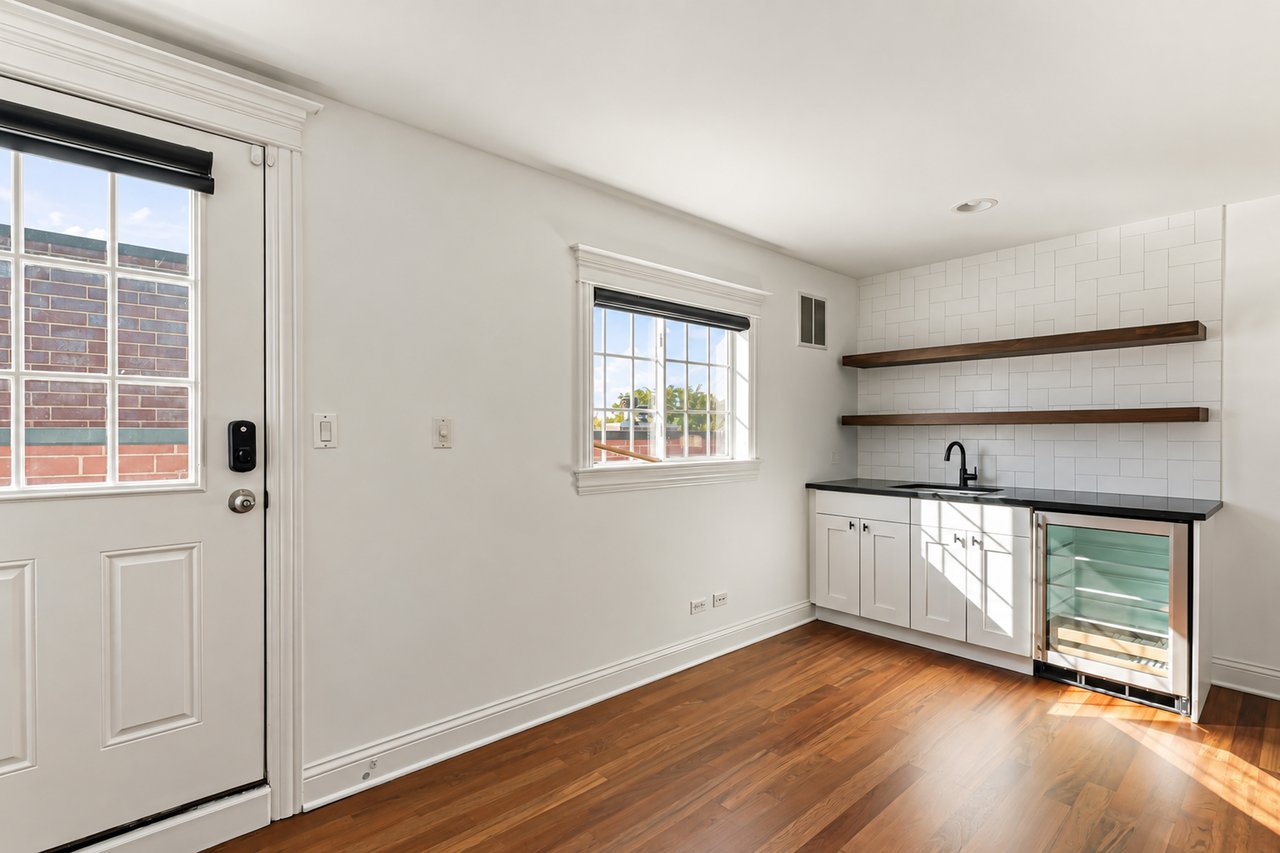 831 W George St #3