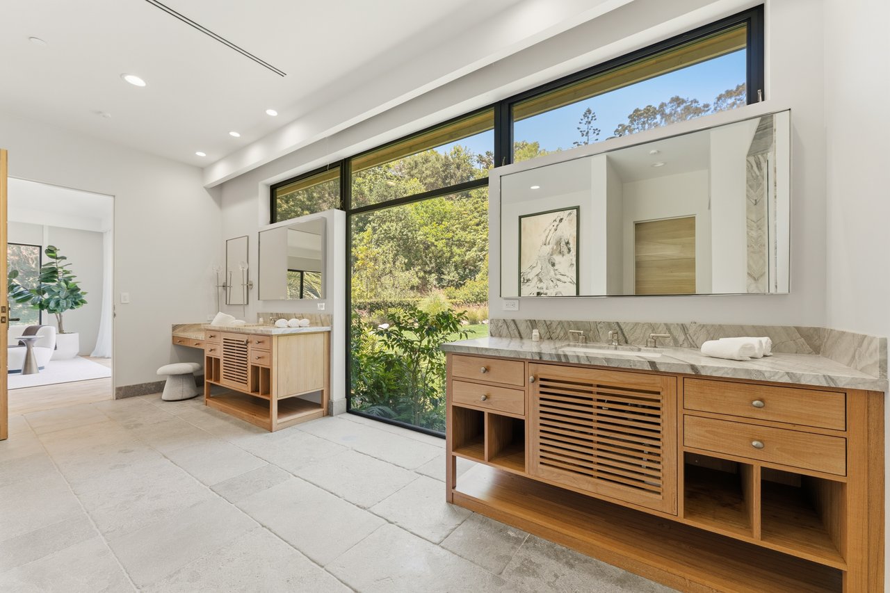 Bowmont Dr, 90210