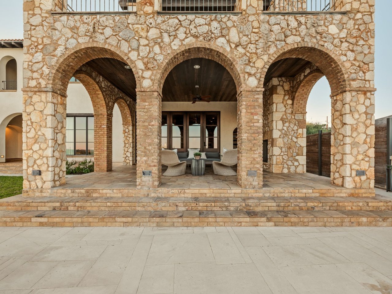 LAKESHORE HORIZON: WATERFRONT VILLA WITH LAKE & CITY VIEWS