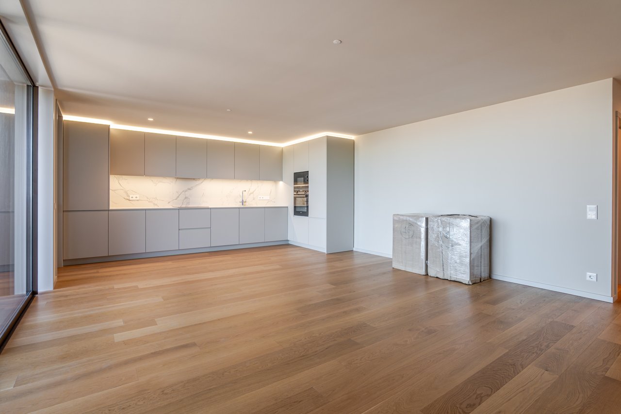 Luxury 4-Bedroom Apartment in Porto