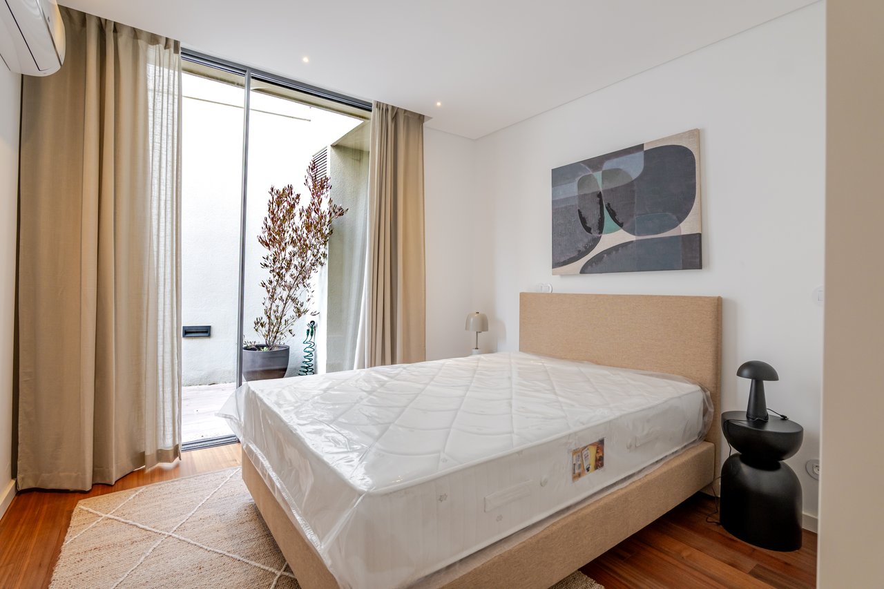 Elegant 2-Bedroom Apartment with Private Patio, Parking & Short-term Rental (AL) License in Central Porto