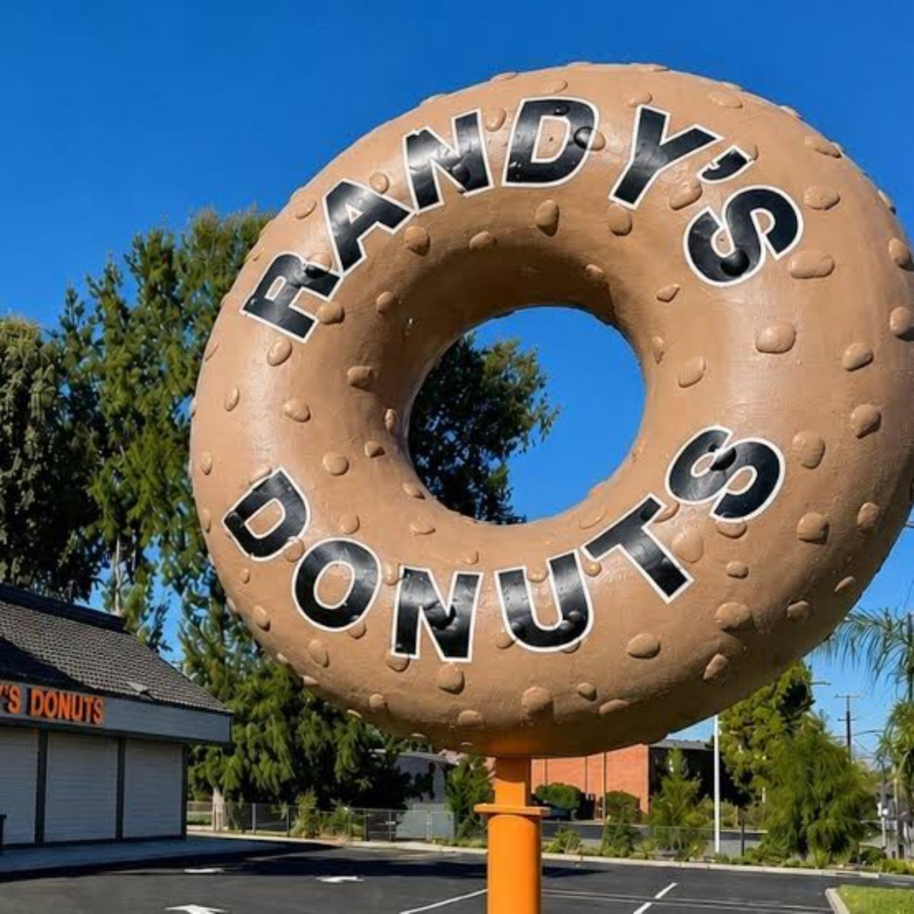 Randy’s Donuts Arrives in Santa Clara: What to Know