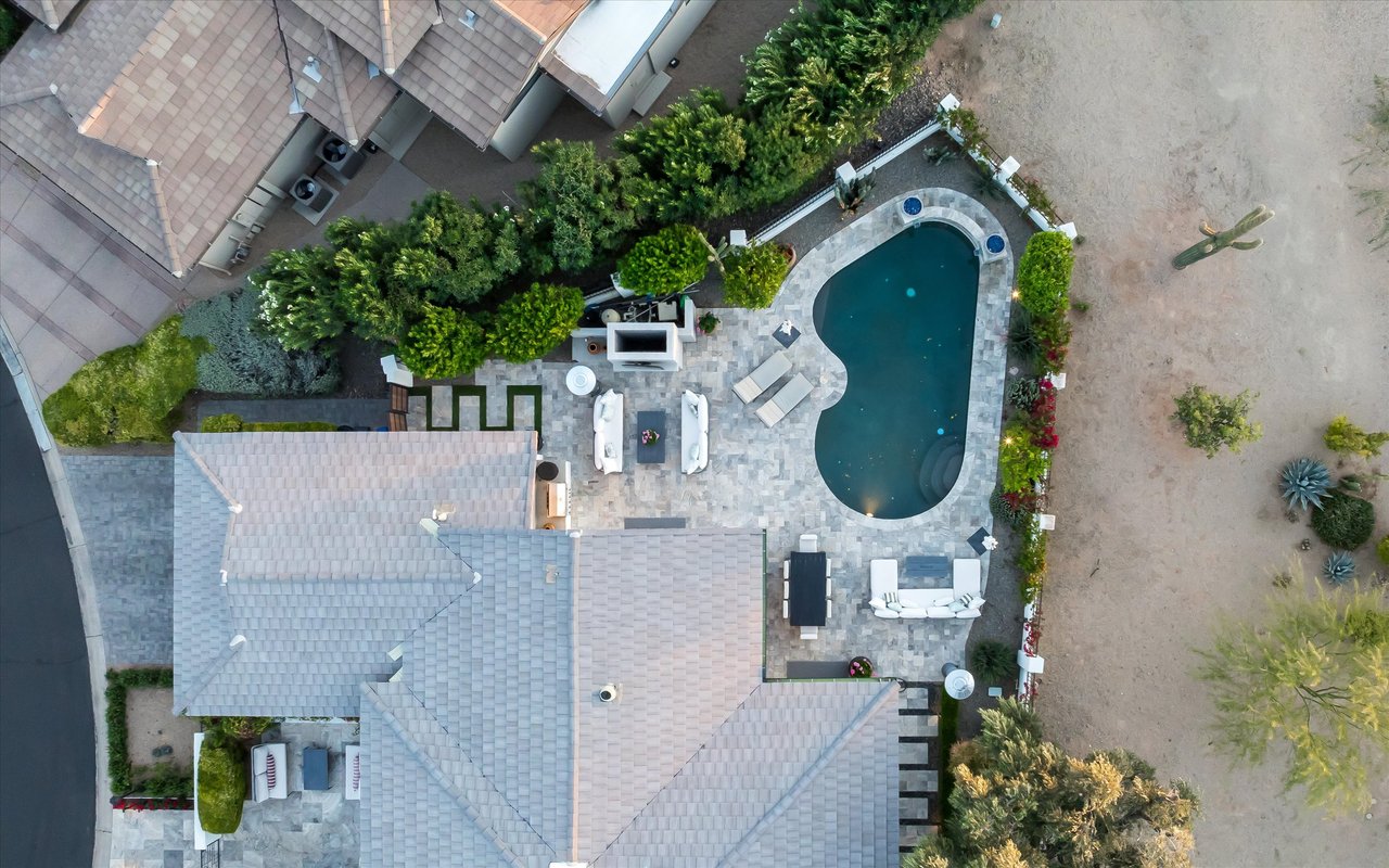 5635 E LINCOLN Drive 33