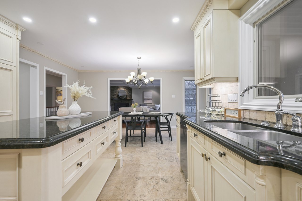 Prestigious Glen Abbey living with a backyard made for summer