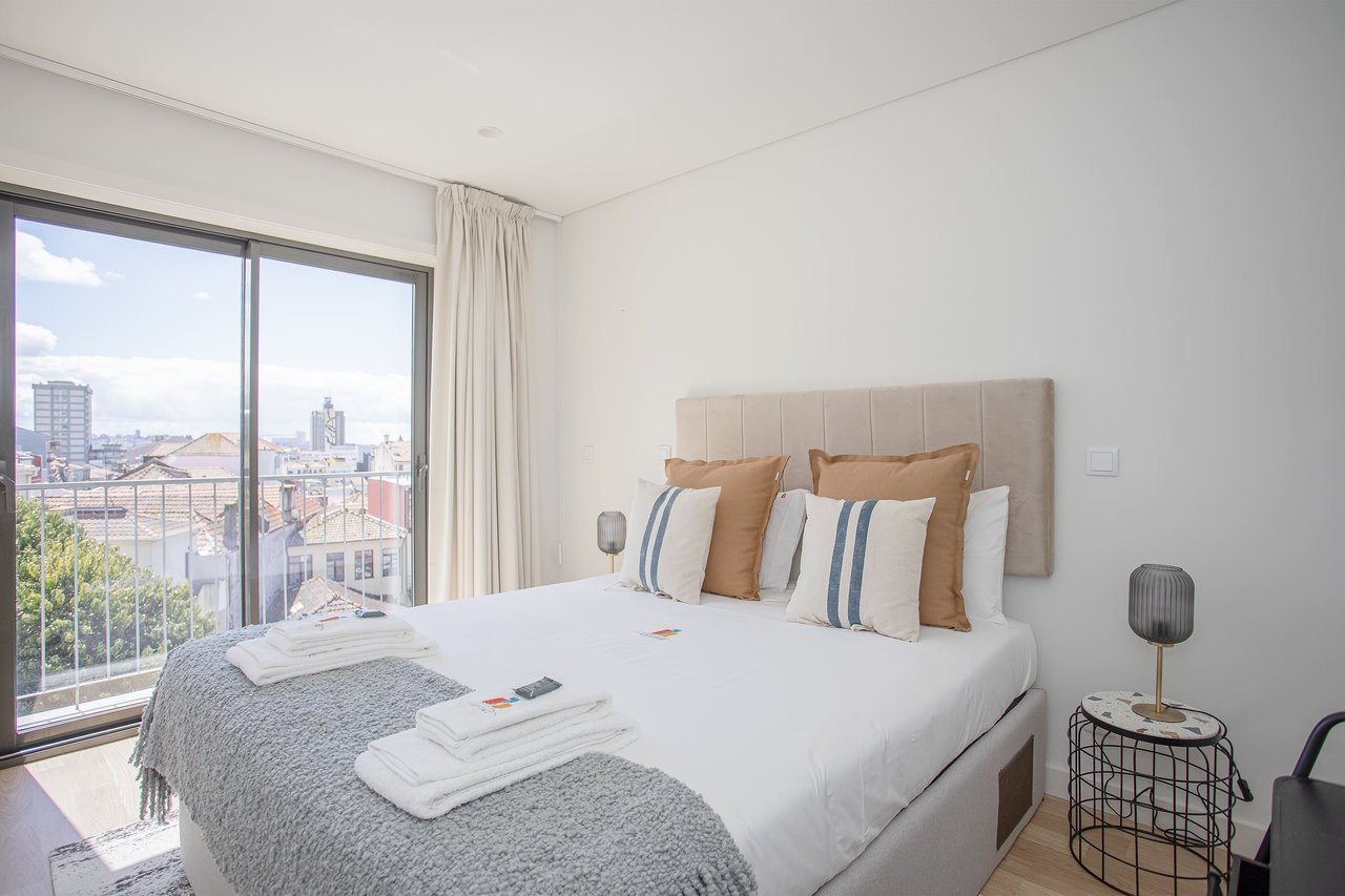 Elegant 3-Bedroom Apartment with AL License and Terrace in Central Porto