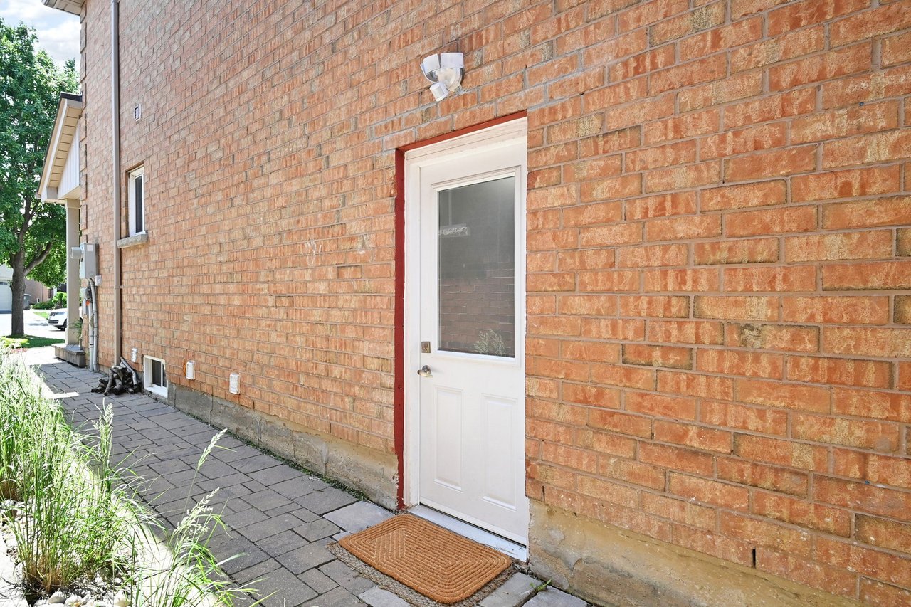 851 Clemens Crescent