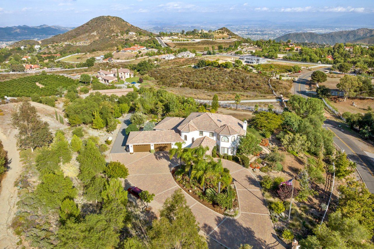 21100 Paseo Montana