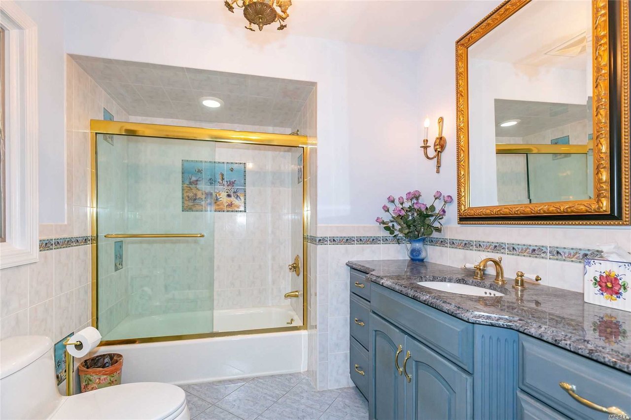 10 Cupid Ct, Dix Hills