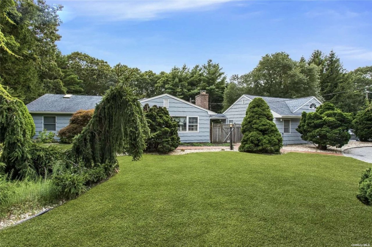 25 Squires Avenue