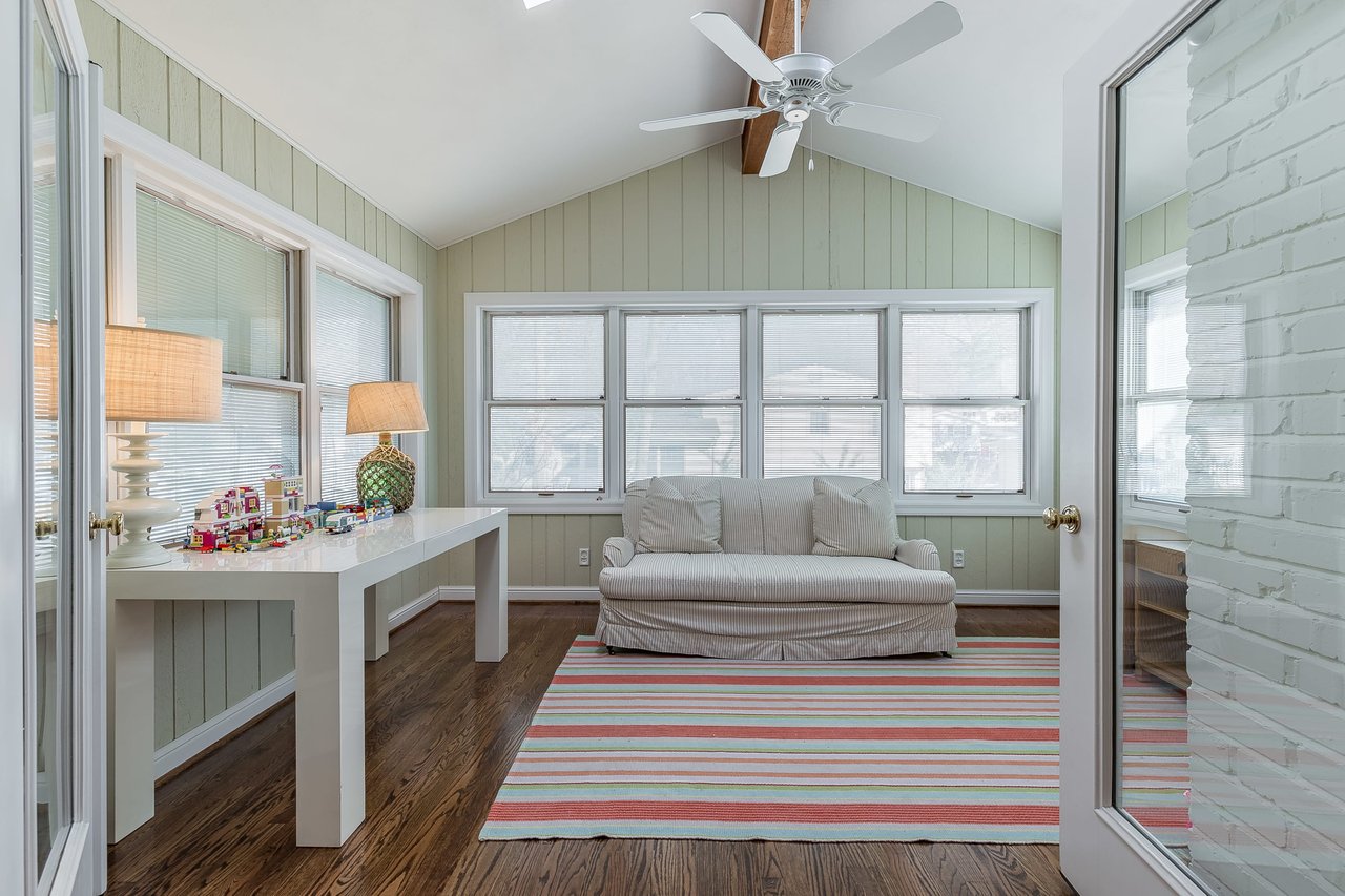 Darling 1.5 Story Home in Crystal Lake Park