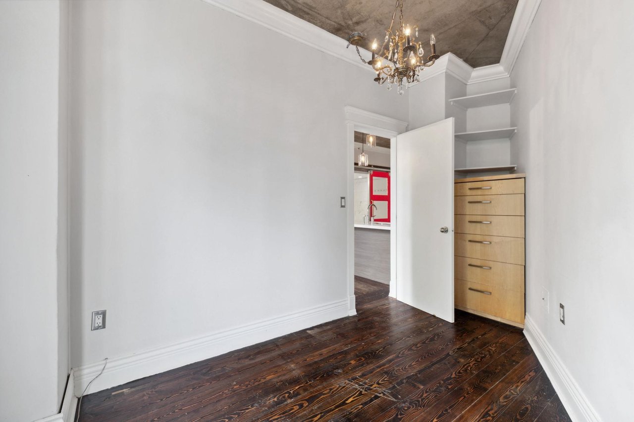 208-22 E Cordova St