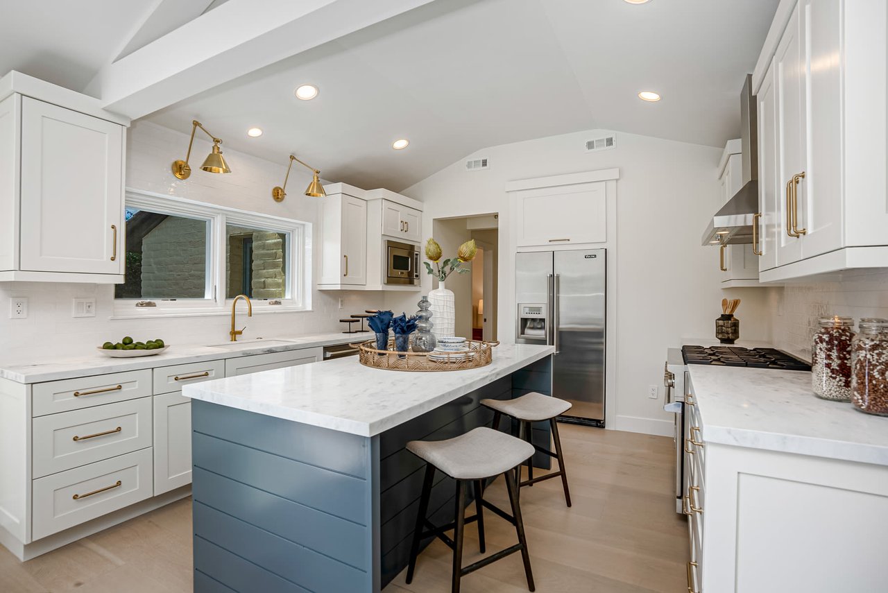 Large  Countertop  with  Island  Seating