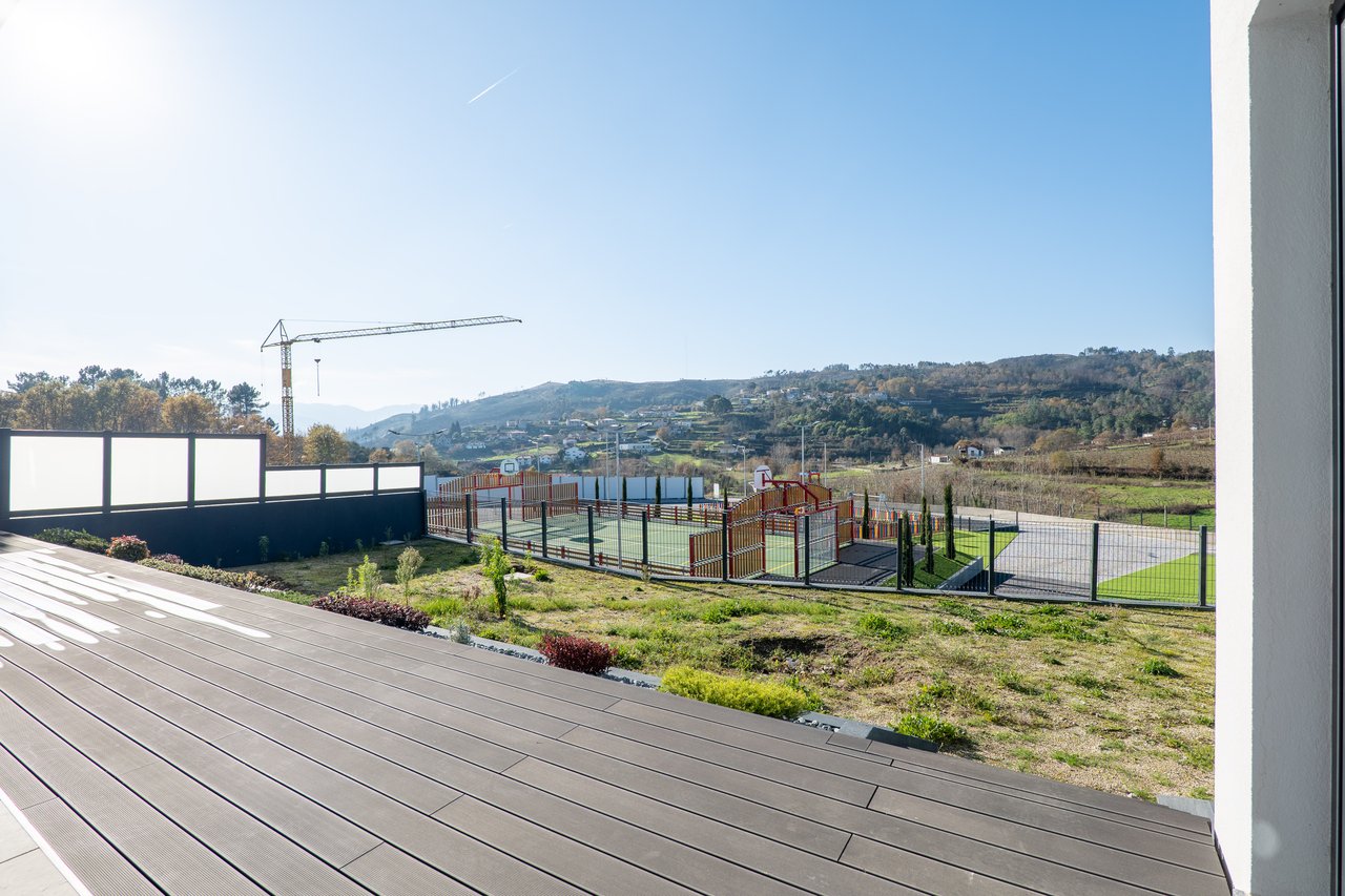  3-Bedroom Villa with Private Garage near Porto