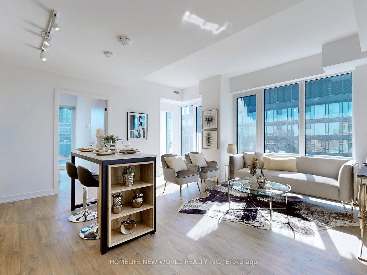 VIBRANT PENTHOUSE IN DOWNTOWN