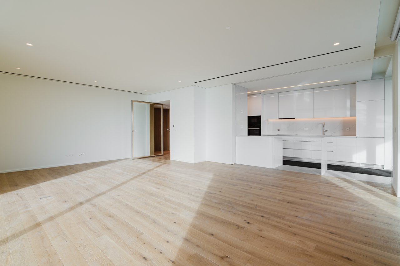 Luxurious 4-Bedroom Sea-View Apartment with Expansive Terrace and Parking in Vila Nova de Gaia