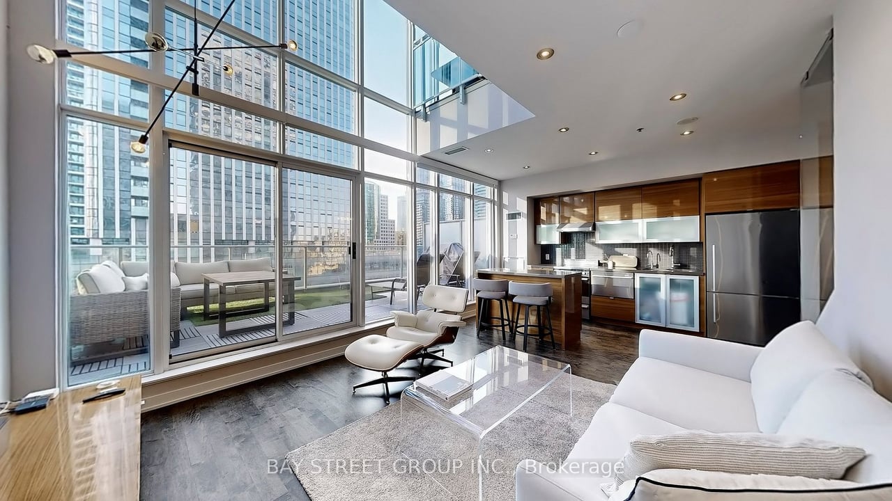 STUNNING SUNNY PENTHOUSE