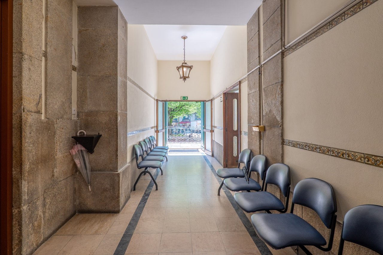 Charming Commercial Space  with Terrace Overlooking Jardim da Trindade– Porto City Center