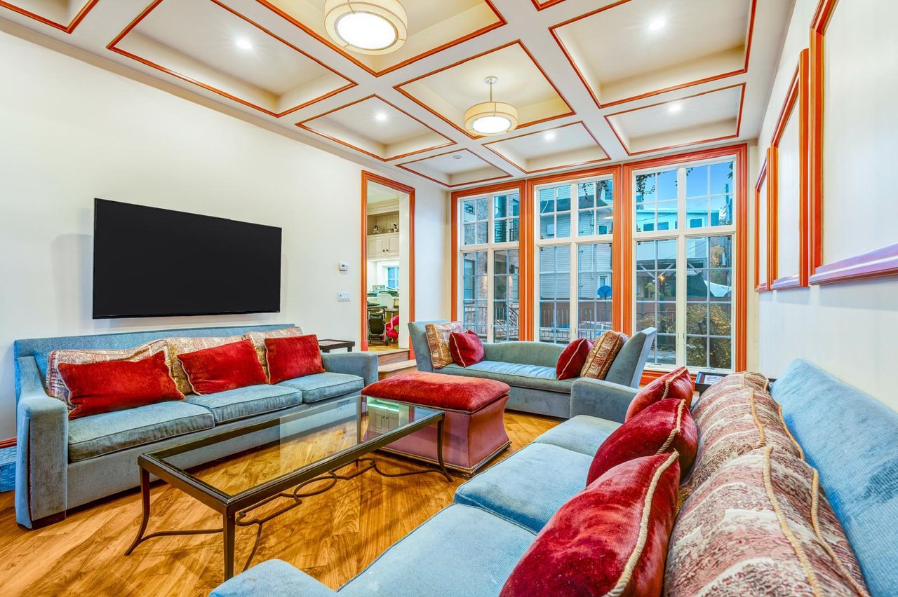 850 E 23rd Street private house