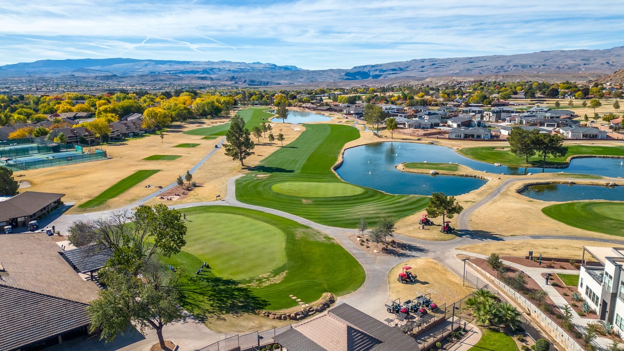 COUNTRY CLUB GOLF COURSE RETREAT