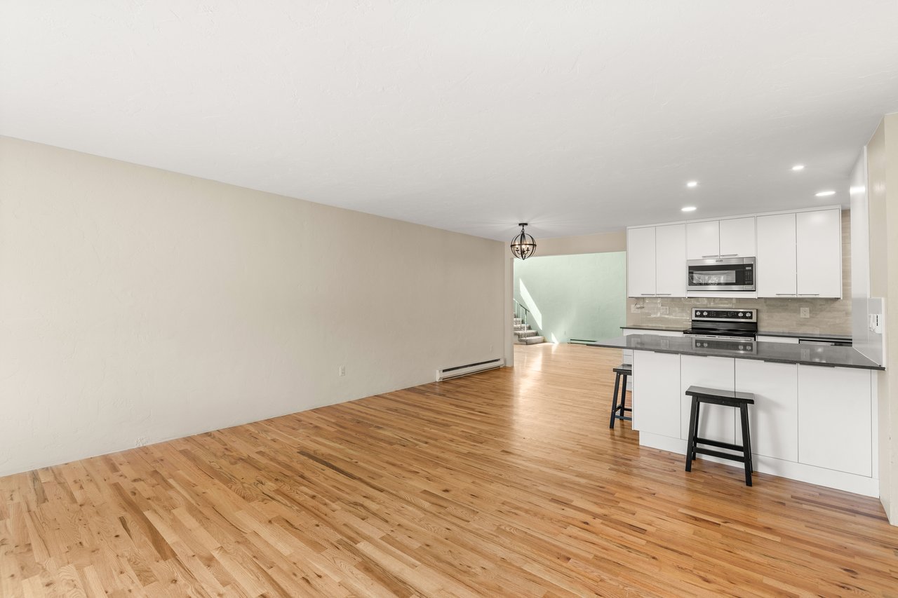 Spacious Mid-Valley Residence Near Crown Mountain Park