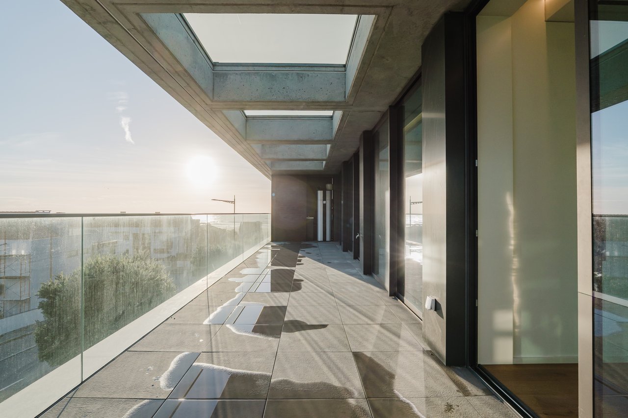 Elegant 3-Bedroom Sea-View Apartment with Large Terrace & Rooftop Pool in Vila Nova de Gaia