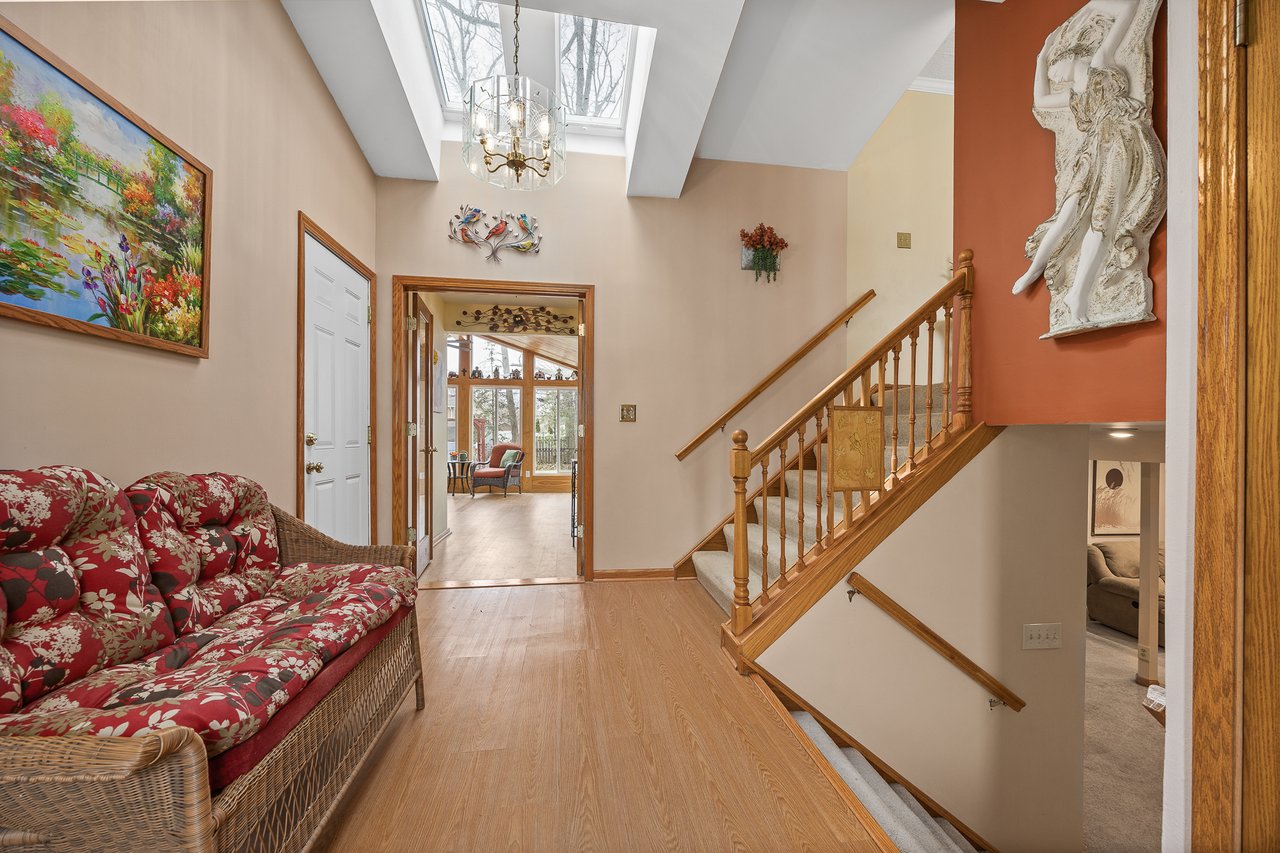 8000 Oakview Lane, Woodridge