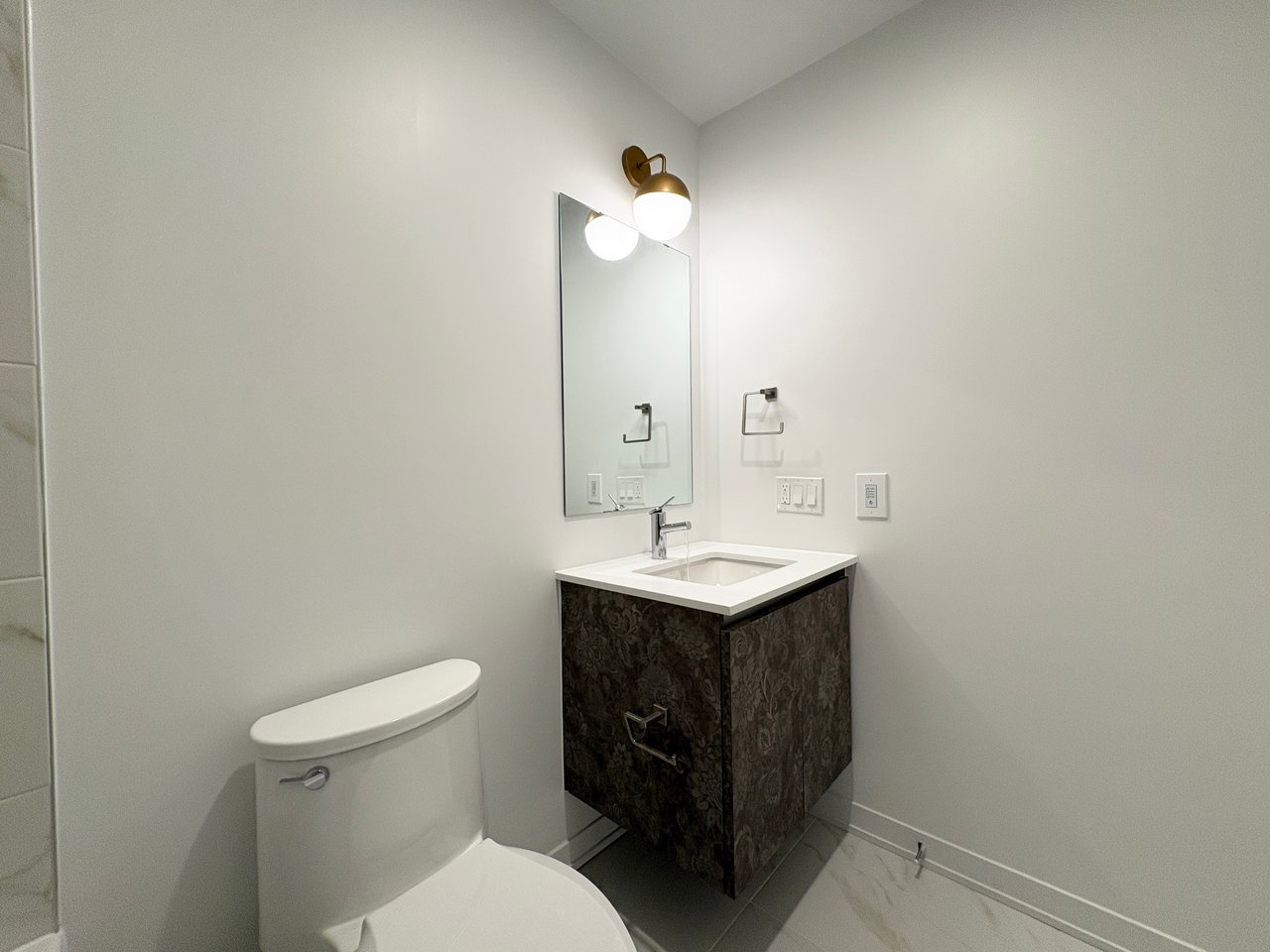 395 Dundas Street W Unit: 223